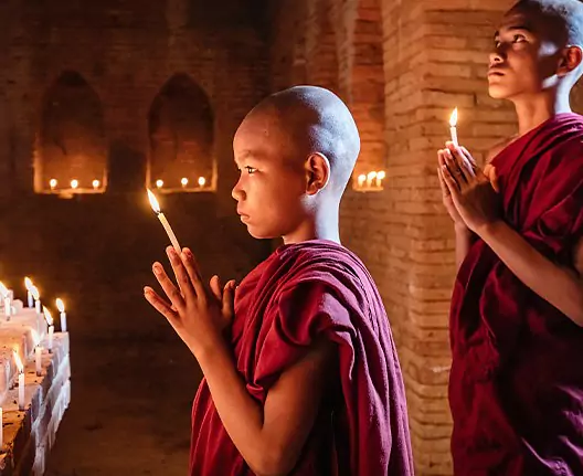 Myanmar_Mönche_Tempel_iStock-1090757422.jpg
