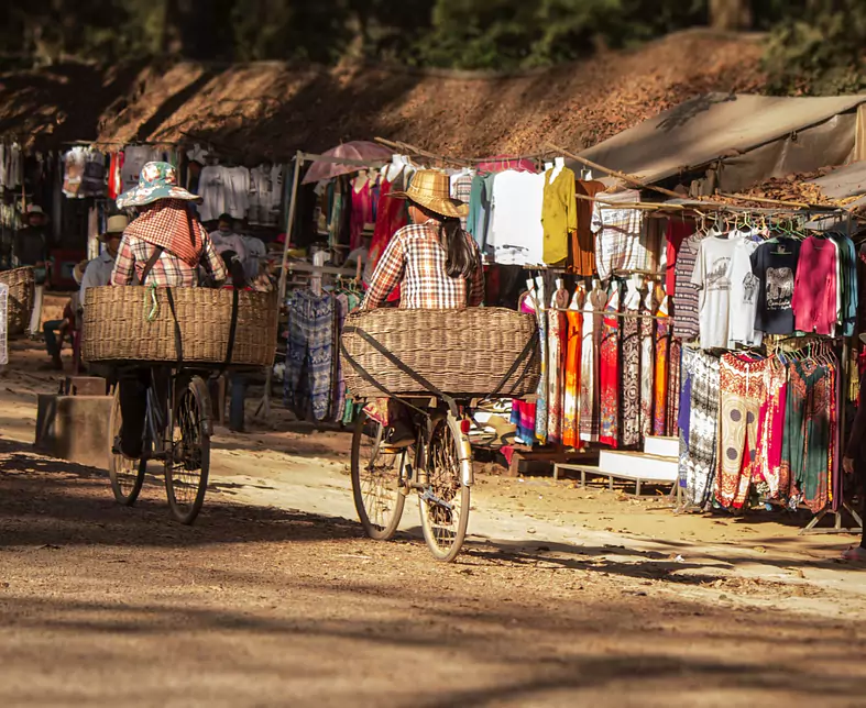 Kambodscha-Three ladies riding bicycle-102289.jpg
