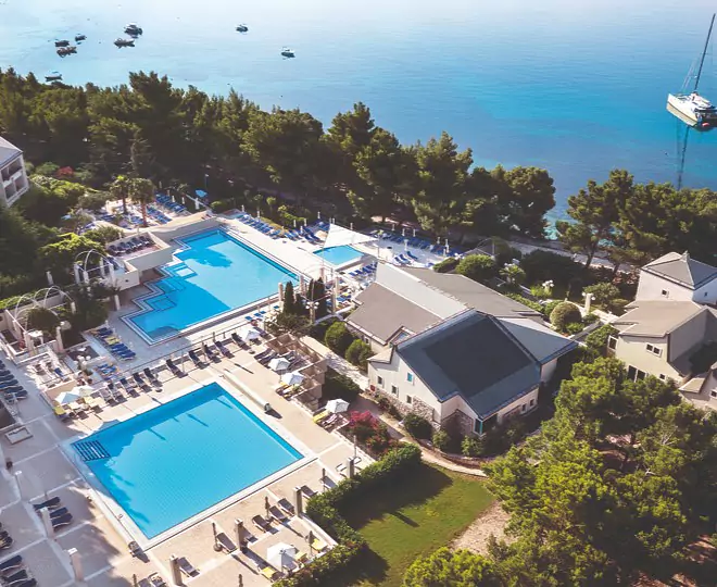 BRE_Hotel_oben_pool_drohne.jpg
