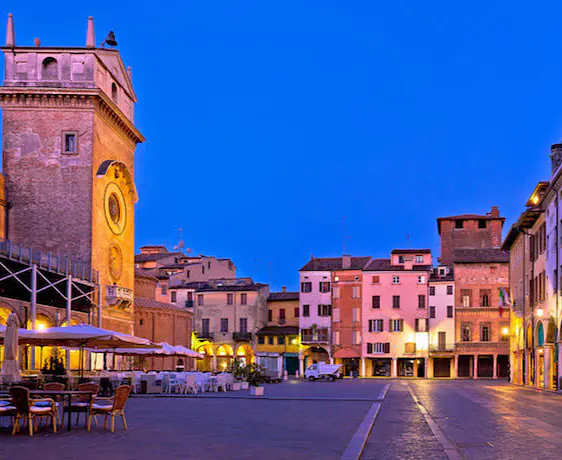 Rundreise_Rovereto_Mantua_Piazza_Abend_2025.jpg