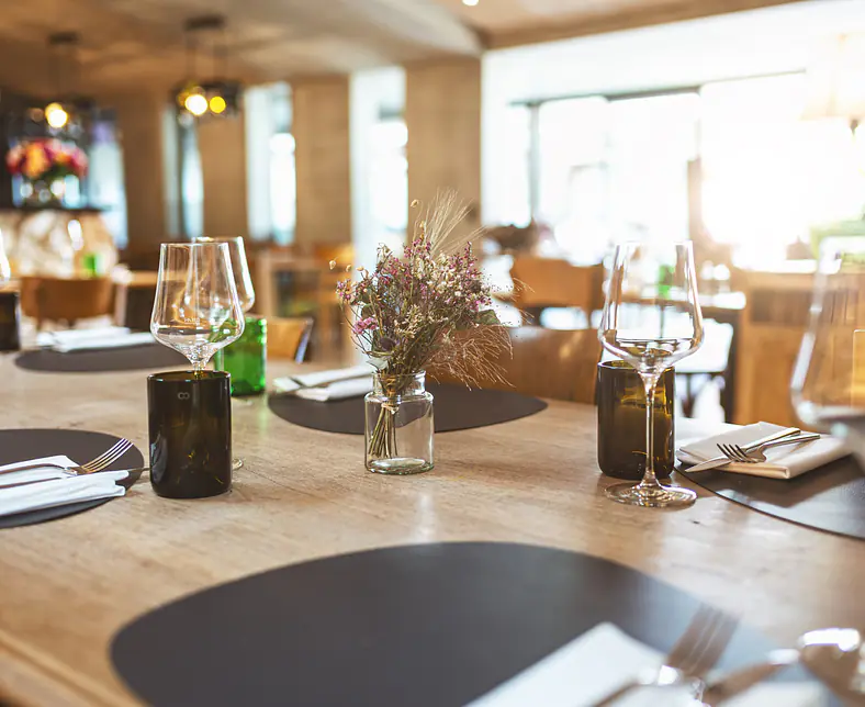 restaurant-tisch-trockenblumen_ Adriano Pratsch.jpg